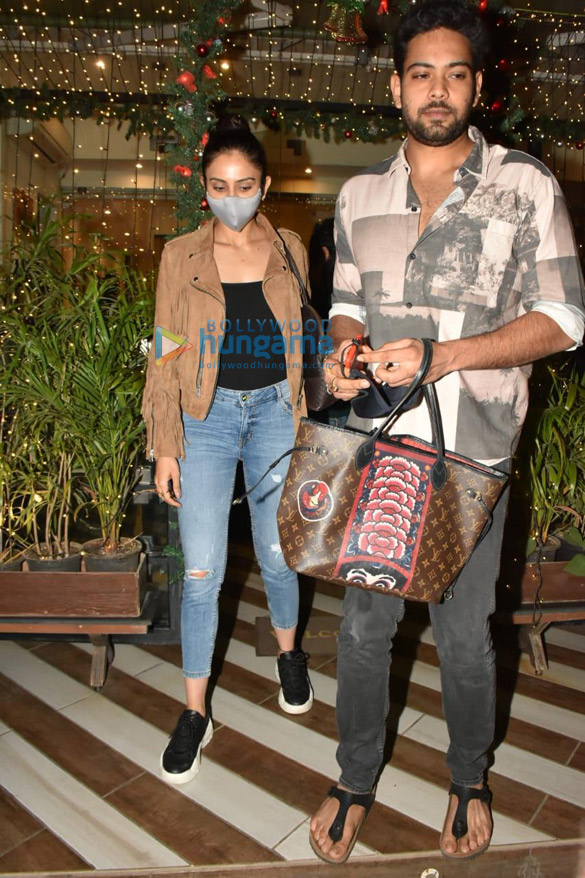 photos rakul preet singh and jackky bhagnani snapped at farmers cafe 1