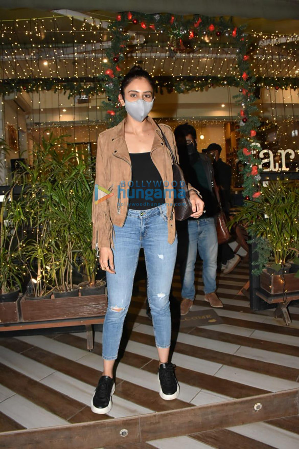 Photos: Rakul Preet Singh and Jackky Bhagnani snapped at the Farmers’ Cafe in Khar Photos: Rakul Preet Singh and Jackky Bhagnani snapped at the Farmers’ Cafe in Khar