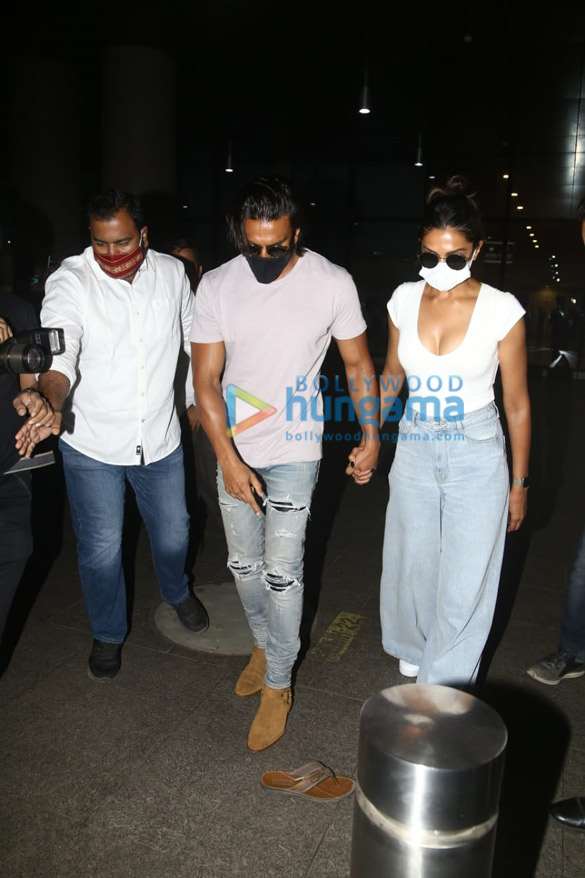 photos ranveer singh and deepika padukone snapped at the airport 2 5