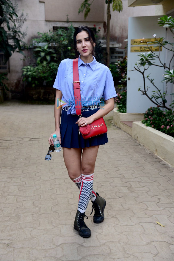 photos sonnalli seygall snapped in khar 3