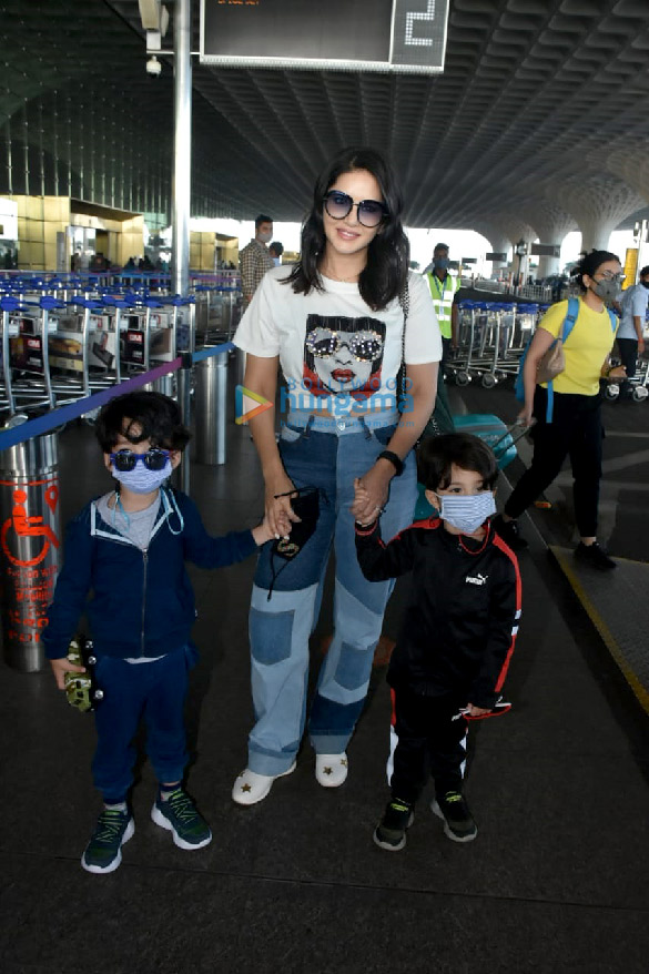 photos sunny leone snapped at the airport 1 2