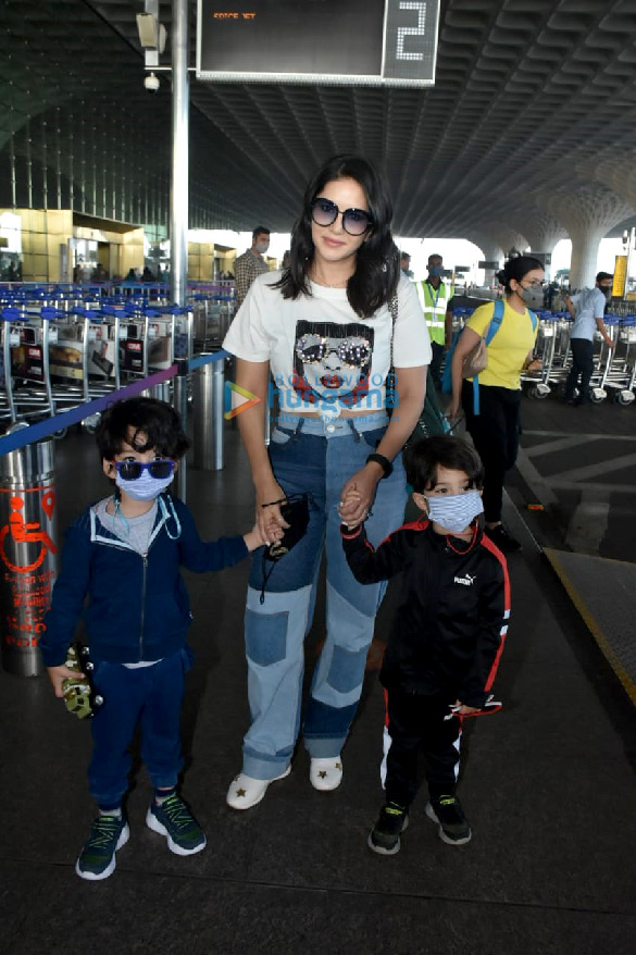 photos sunny leone snapped at the airport 2 2