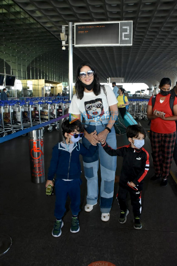 photos sunny leone snapped at the airport 3 2