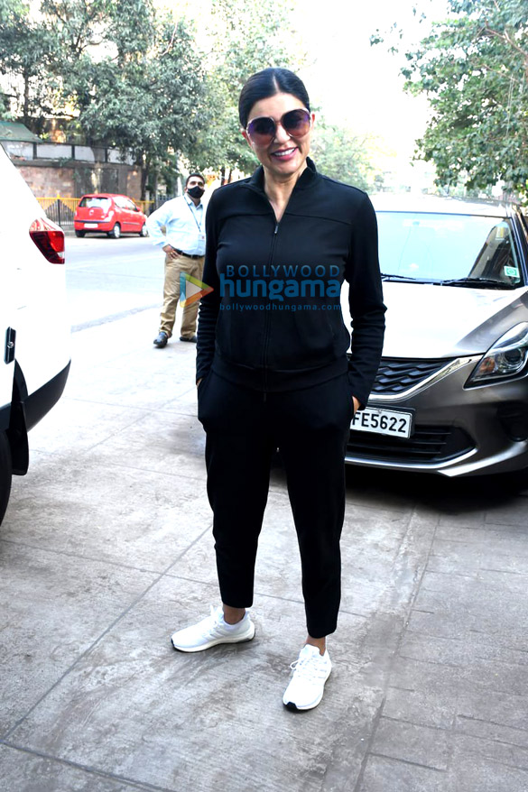 photos sushmita sen spotted in bandra 4
