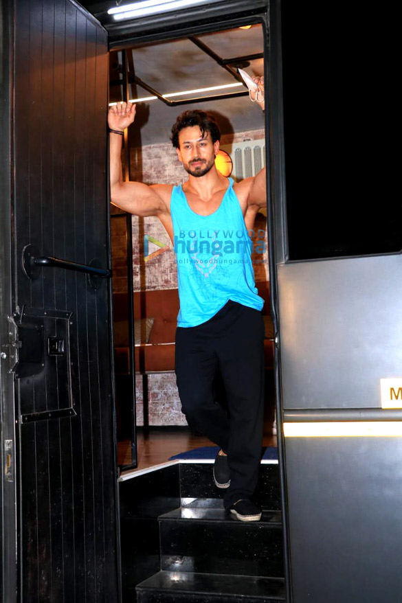 photos tiger shroff and tara sutaria snapped after shoot in mumbai 3