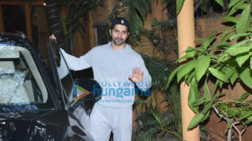 Photos: Varun Dhawan snapped at a dance class in Juhu