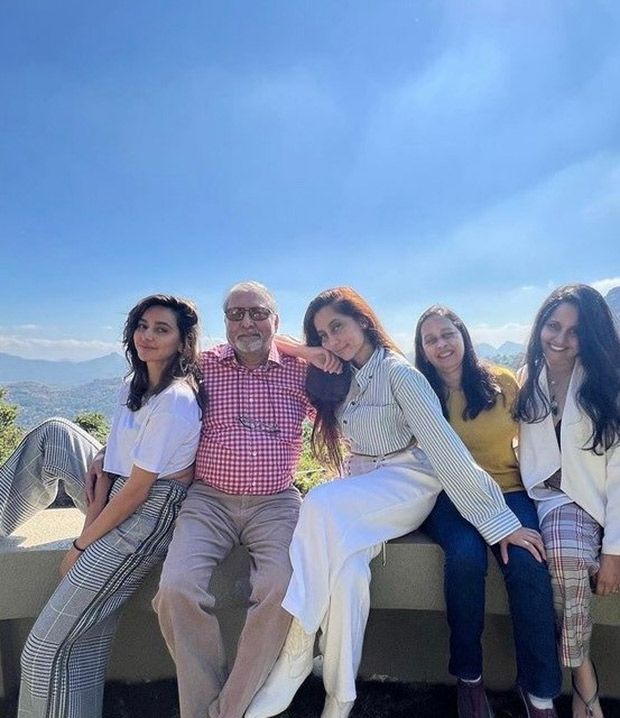 Bride-to-be Shibani Dandekar poses with sister Anusha Dandekar & family before the wedding with Farhan Akhtar Bride-to-be Shibani Dandekar poses with sister Anusha Dandekar & family before the wedding with Farhan Akhtar