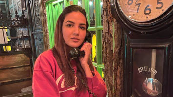 Jasmin Bhasin shares a quirky photo asking ‘What is your mobile number’; gets hilarious reaction from boyfriend Aly Goni