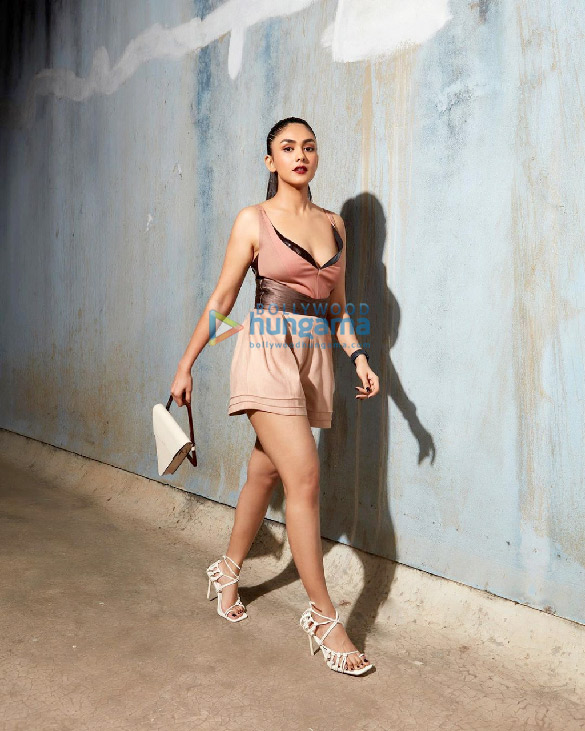 mrunal thakur 987 4