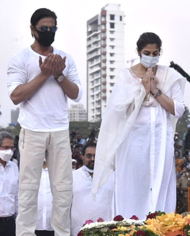 Photo of Shah Rukh Khan reading dua at Lata Mangeshkar's state funeral goes viral on the internet