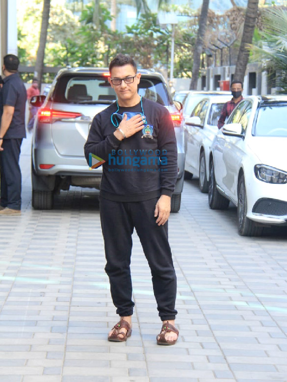 Photos: Aamir Khan piques peoples’ interest of reviving the T-Series film Mogul after being snapped outside their office in Andheri Photos: Aamir Khan piques peoples’ interest of reviving the T-Series film Mogul after being snapped outside their office in Andheri