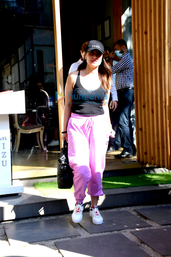 Photos: After celebrating father Randhir Kapoor’s birthday, Kareena Kapoor Khan steps out in casuals for lunch in Mumbai Photos: After celebrating father Randhir Kapoor’s birthday, Kareena Kapoor Khan steps out in casuals for lunch in Mumbai