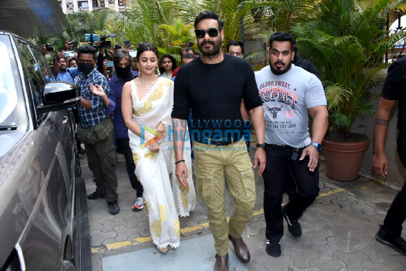 photos alia bhatt ajay devgn and sanjay leela bhansali attend the trailer launch of gangubai kathiawadi 7