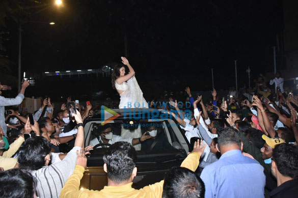 photos alia bhatt greets fans at galaxy in khar on gangubai kathiawadis release day 7