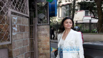 Photos: Alia Bhatt spotted at a dubbing studio in Bandra ahead of the release of her film Gangubai Kathiawadi