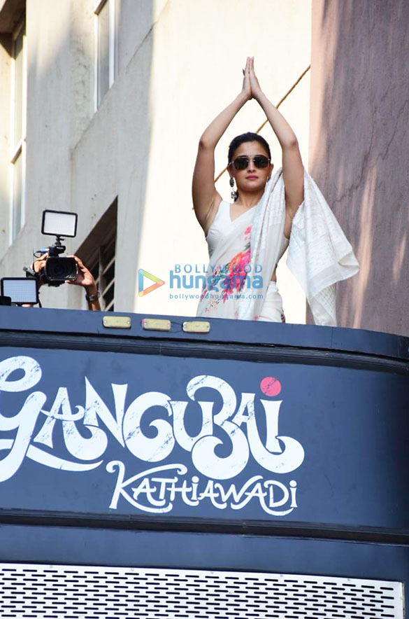 photos alia bhatt takes a bus ride to celebrate the release of the much awaited film gangubai kathiawadi 5