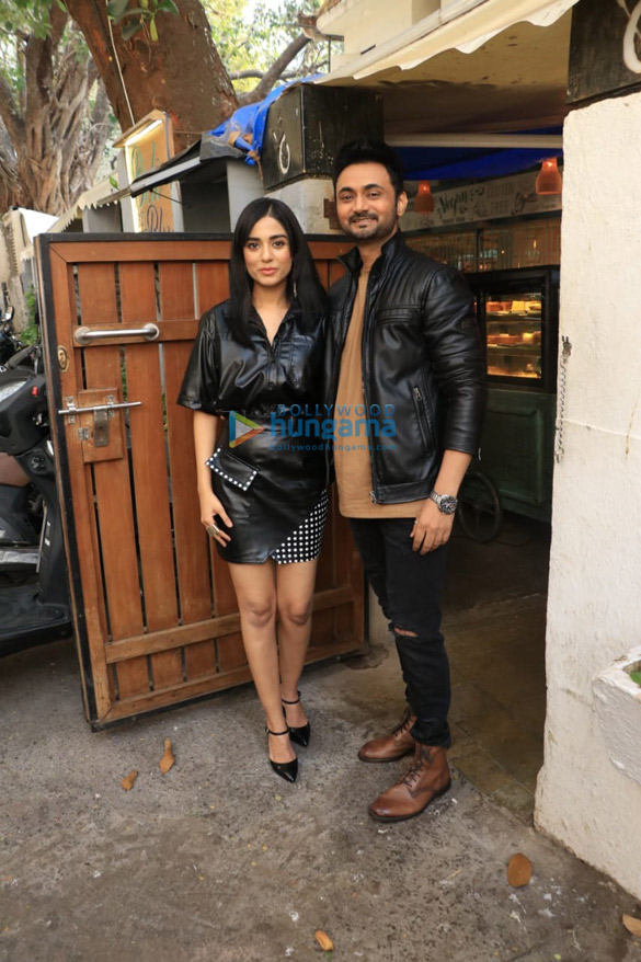 photos amrita rao and her husband rj anmol snapped in bandra 2