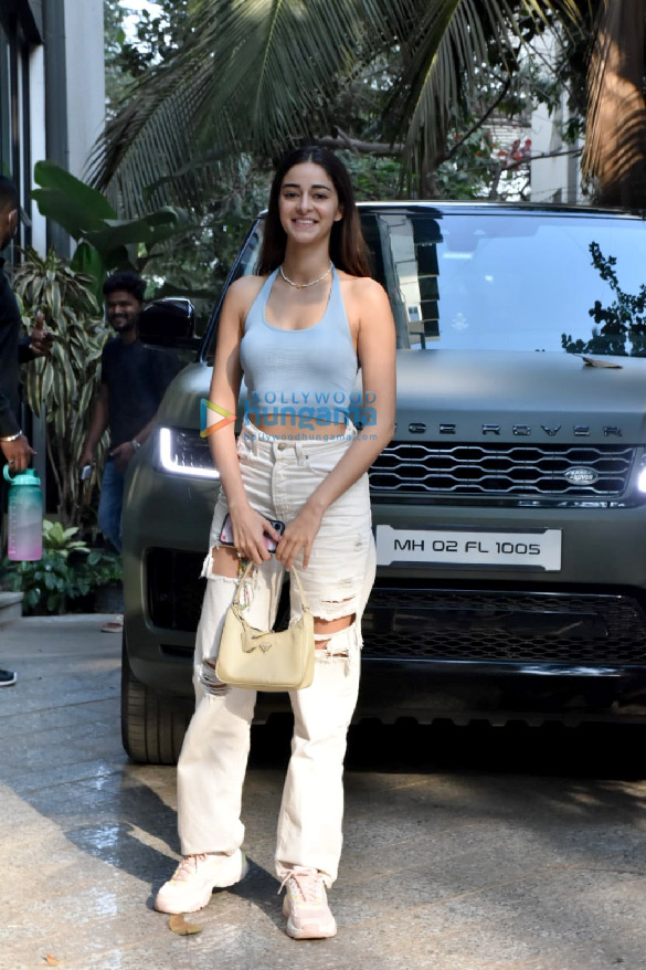 Photos: Ananya Panday poses for the paparazzi as she gets spotted at Maddock office in Mumbai Photos: Ananya Panday poses for the paparazzi as she gets spotted at Maddock office in Mumbai