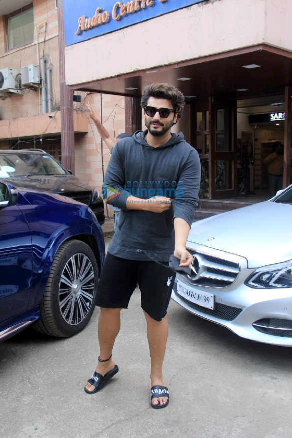 photos arjun kapoor gets snapped in his casual avatar outside a dubbing studio in andheri 4