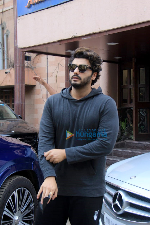 Photos: Arjun Kapoor gets snapped in his casual avatar outside a dubbing studio in Andheri
