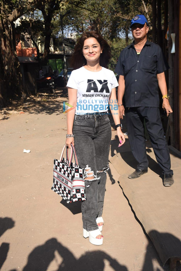 photos avneet kaur and jacqueline fernandez snapped in versova 4