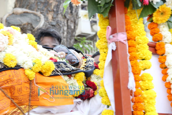 photos bappa lahiri conducts last rites of his father bappi lahiri in mumbai more celebs attend the funeral 3
