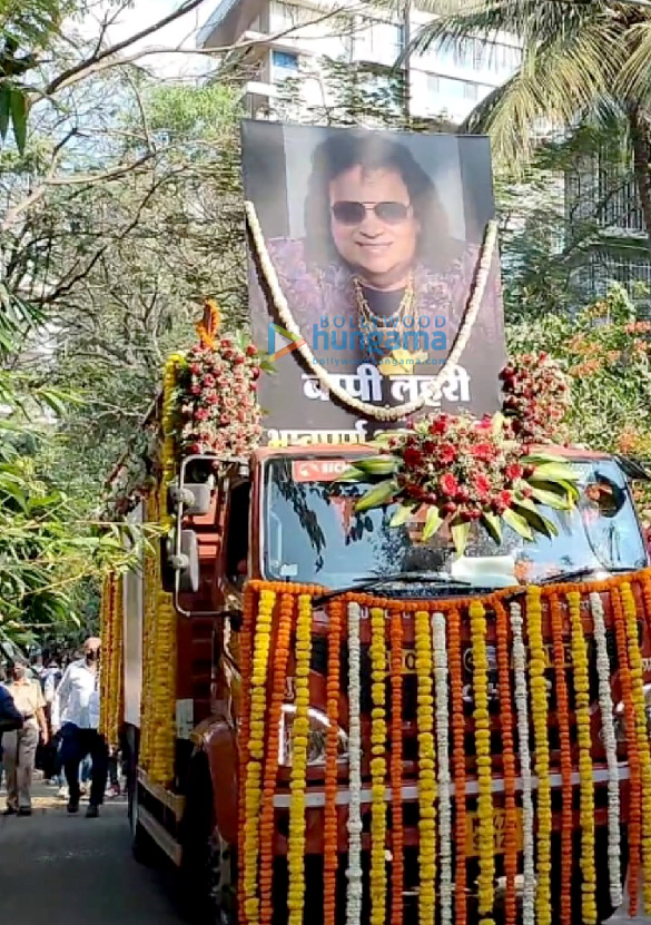 photos bappa lahiri conducts last rites of his father bappi lahiri in mumbai more celebs attend the funeral 6