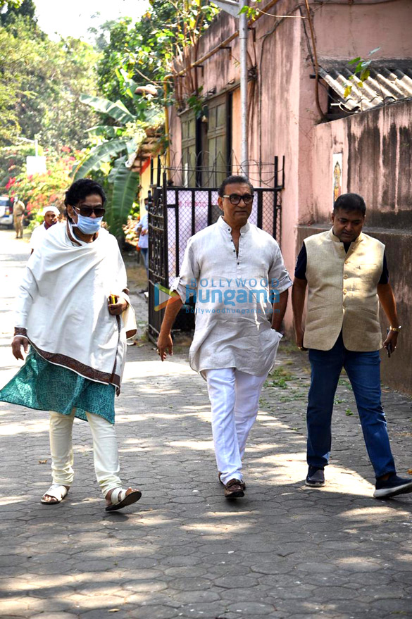photos bappa lahiri conducts last rites of his father bappi lahiri in mumbai more celebs attend the funeral1 10