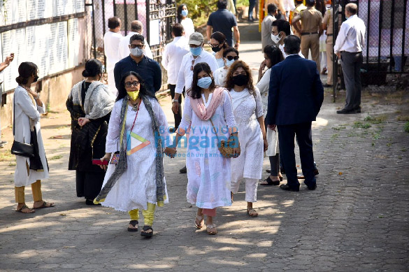 photos bappa lahiri conducts last rites of his father bappi lahiri in mumbai more celebs attend the funeral1 2
