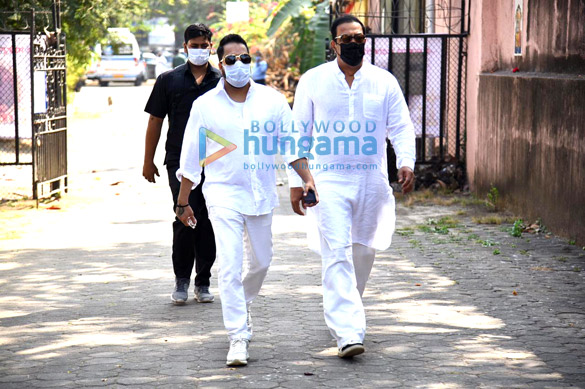 photos bappa lahiri conducts last rites of his father bappi lahiri in mumbai more celebs attend the funeral1 7