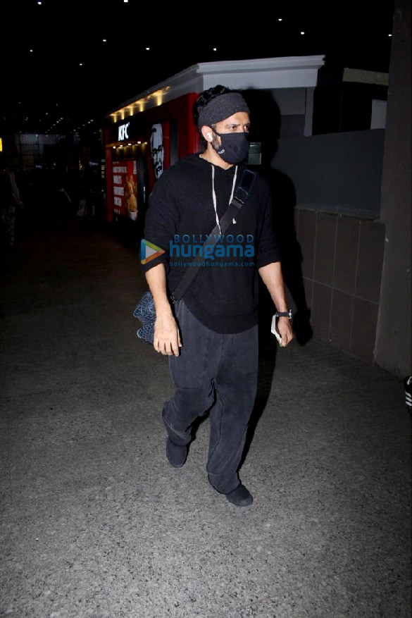 photos bhumi pednekar and farhan akhtar snapped at the airport 4