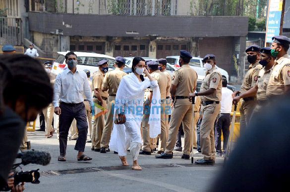 photos celebs arrive at lata mangeshkars residence to pay last respects 1