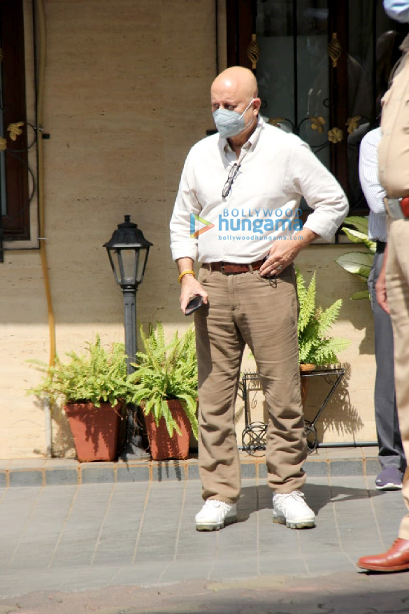 photos celebs arrive at lata mangeshkars residence to pay last respects 4