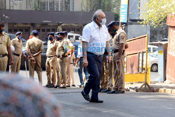 photos celebs arrive at lata mangeshkars residence to pay last respects 7