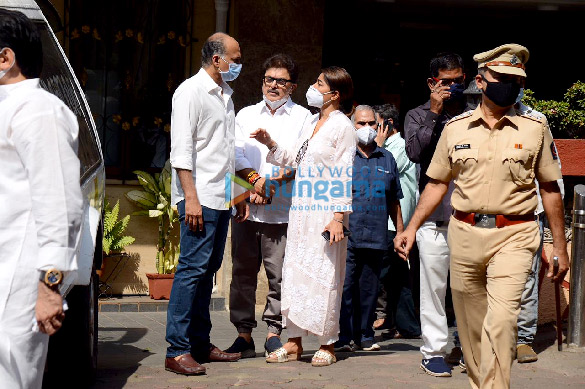 photos celebs arrive at lata mangeshkars residence to pay last respects1 4