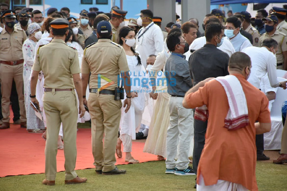 photos celebs attend lata mangeshkars state funeral 12