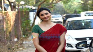 Photos: Daisy Shah snapped in Juhu