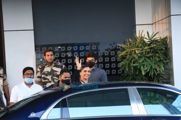 photos deepika padukone snapped at kalina airport 1 3