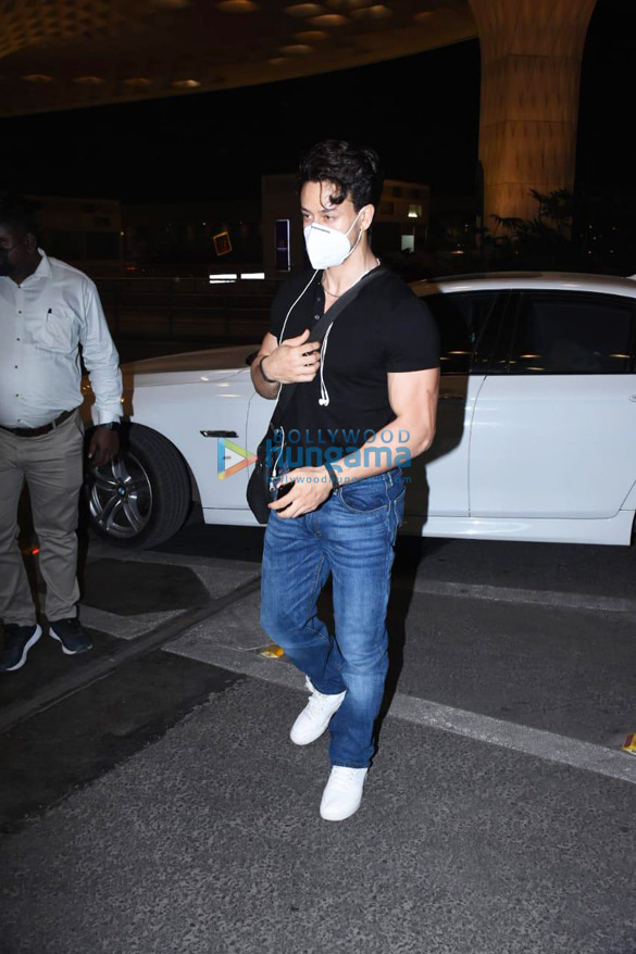 photos heropanti 2 co stars tiger shroff and tara sutaria spotted at the airport 4