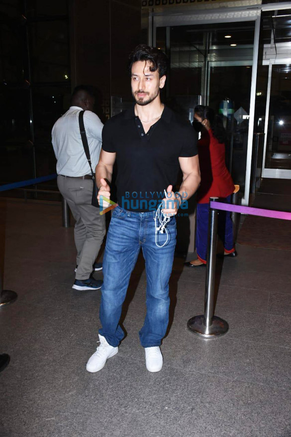 Photos: Heropanti 2 co-stars Tiger Shroff and Tara Sutaria spotted at the airport Photos: Heropanti 2 co-stars Tiger Shroff and Tara Sutaria spotted at the airport