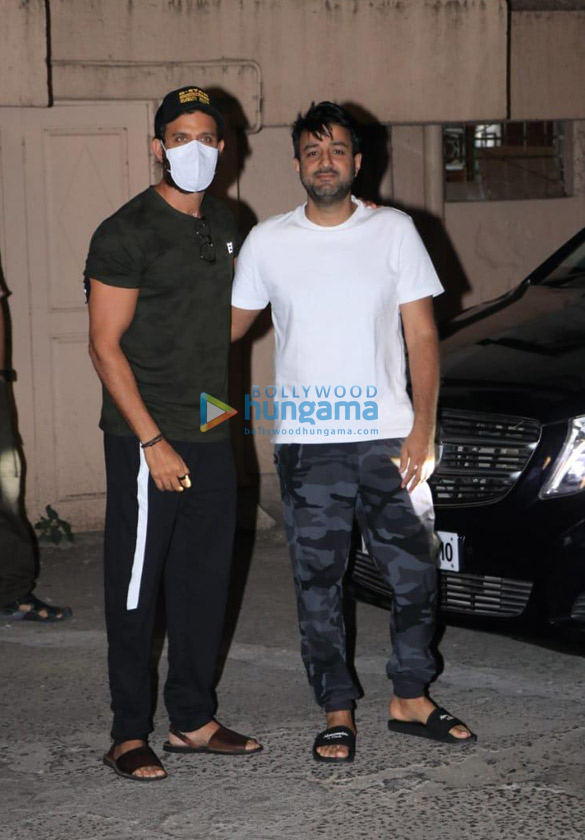photos hrithik roshan snapped in a casual avtar sporting a tee shirt and track pants in bandra 1