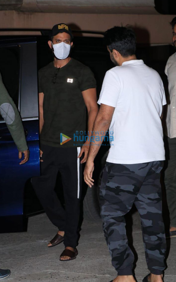 photos hrithik roshan snapped in a casual avtar sporting a tee shirt and track pants in bandra 2