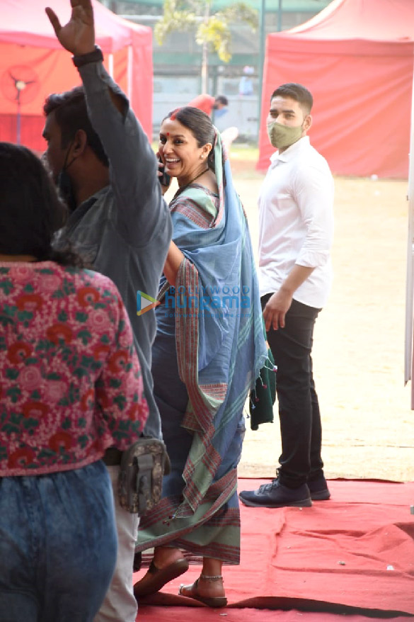 photos huma qureshi spotted in a blue saree on the sets of her upcoming project in bandra 2