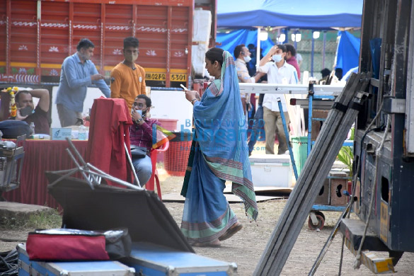 photos huma qureshi spotted in a blue saree on the sets of her upcoming project in bandra 4