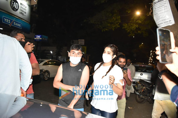 photos janhvi kapoor snapped in bandra 3
