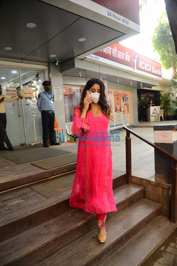 photos janhvi kapoor snapped in a pink suit outside a gym 1