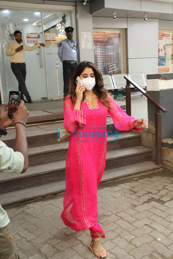 photos janhvi kapoor snapped in a pink suit outside a gym 2