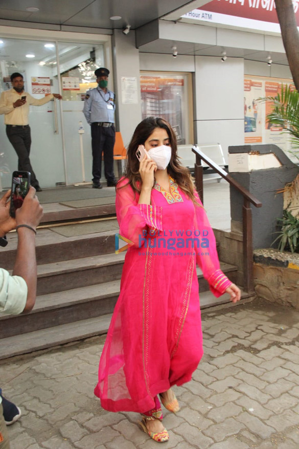 photos janhvi kapoor snapped in a pink suit outside a gym 4