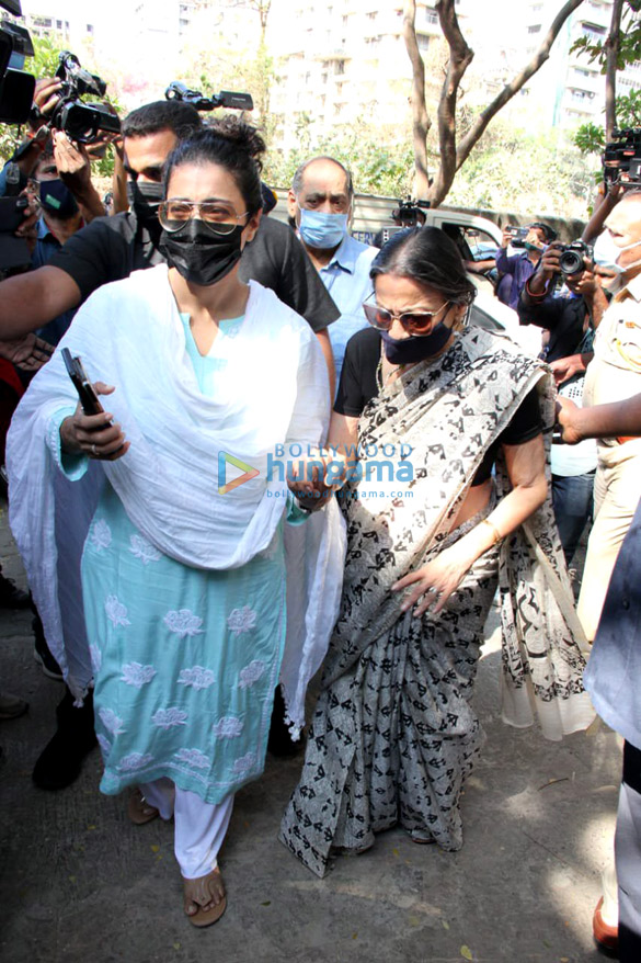 Photos: Kajol, Tanuja, Alka Yagnik and more arrive at Bappi Lahiri’s house to pay respects to the music composer Photos: Kajol, Tanuja, Alka Yagnik and more arrive at Bappi Lahiri’s house to pay respects to the music composer