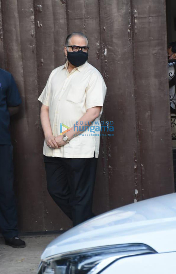photos kajol tanuja alka yagnik and more arrive at bappi lahiris house to pay respects to the music composer 99 2